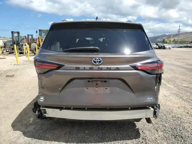 2021 TOYOTA SIENNA XLE  