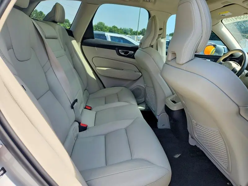 2022 VOLVO XC60 B5 MOMENTUM  