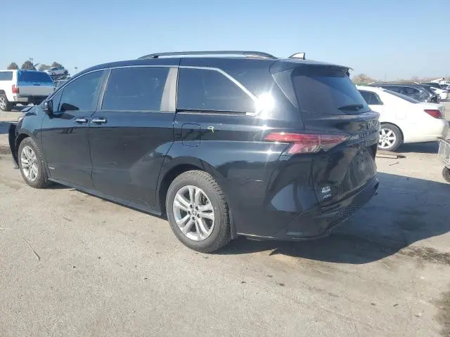 2021 TOYOTA SIENNA XSE  