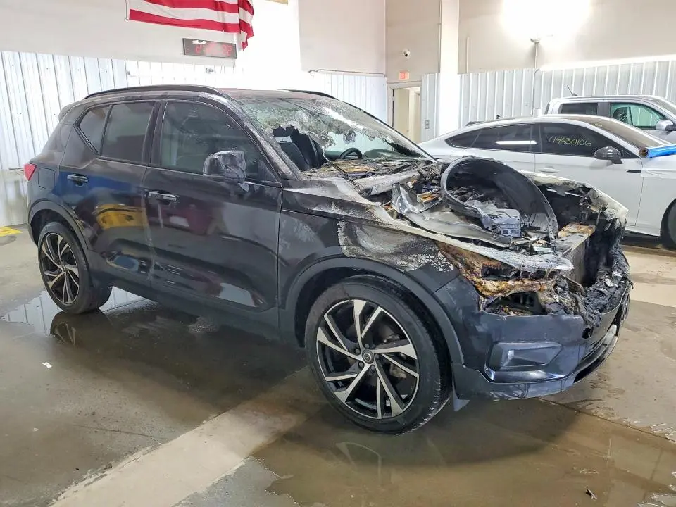 2020 VOLVO XC40 T5 R-DESIGN  