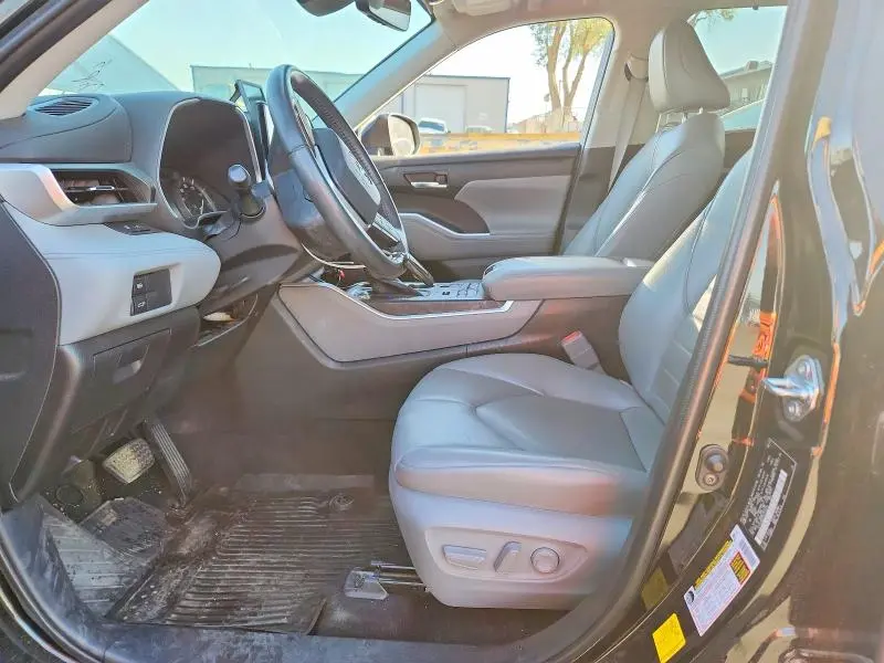 2022 TOYOTA HIGHLANDER XLE  