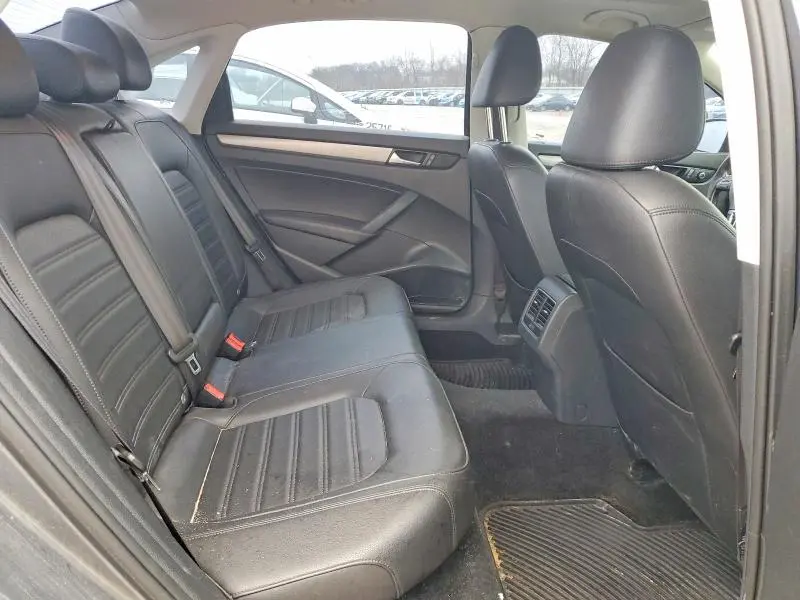2015 VOLKSWAGEN PASSAT SE  