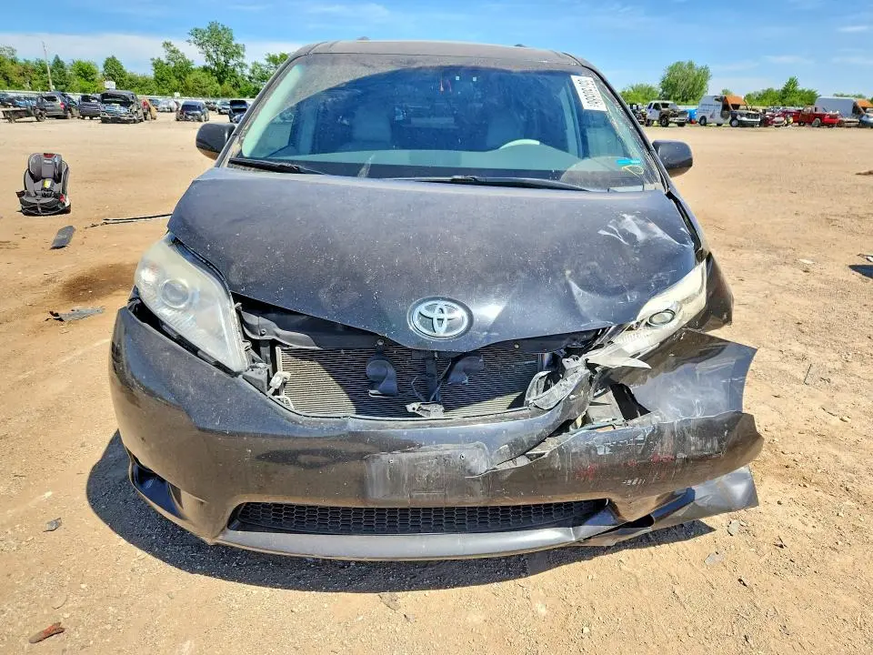 2014 TOYOTA SIENNA XLE 8-PASSENGER  