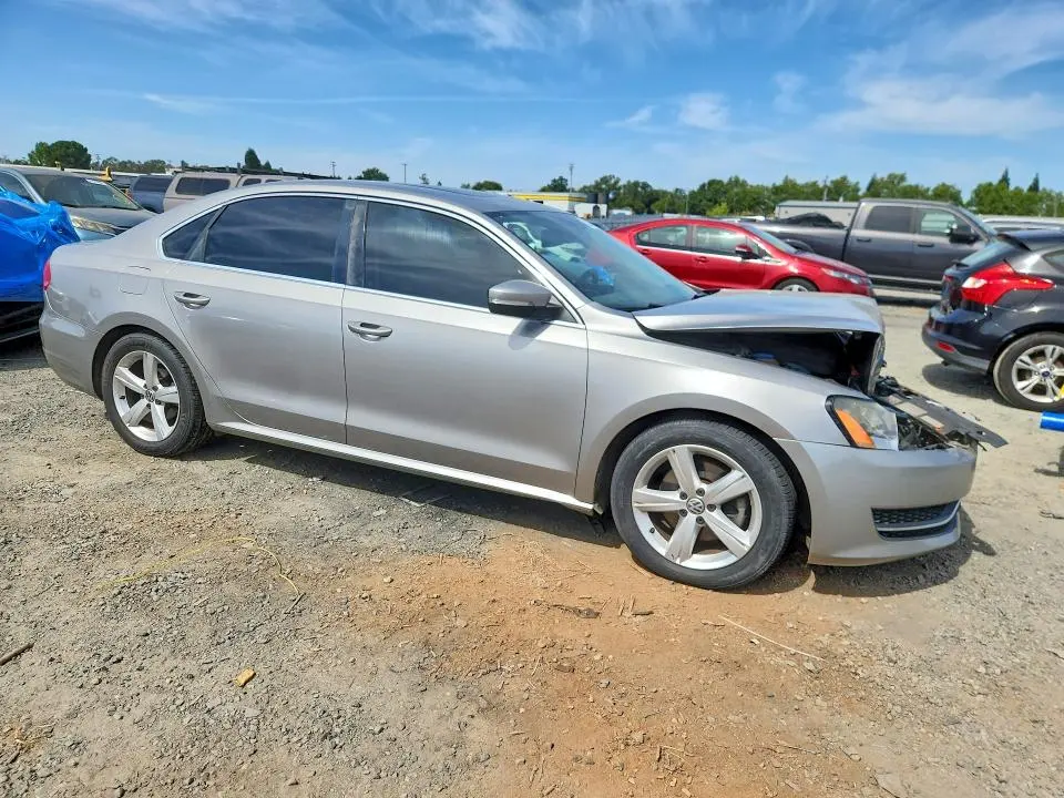 2013 VOLKSWAGEN PASSAT SE  