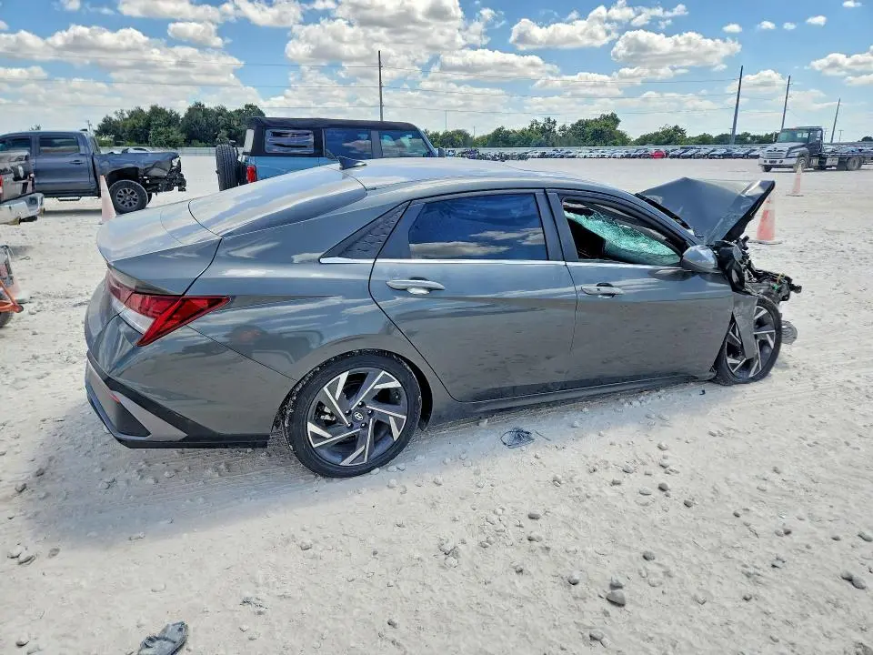 2024 HYUNDAI ELANTRA SEL  