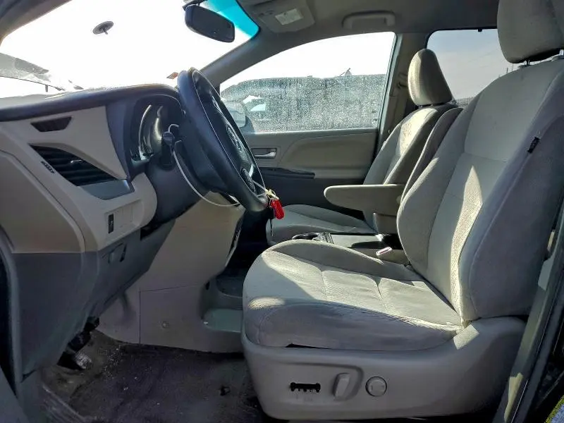 2016 TOYOTA SIENNA LE  