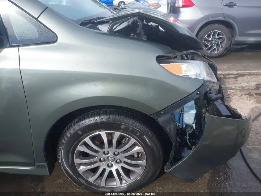 2020 TOYOTA SIENNA XLE