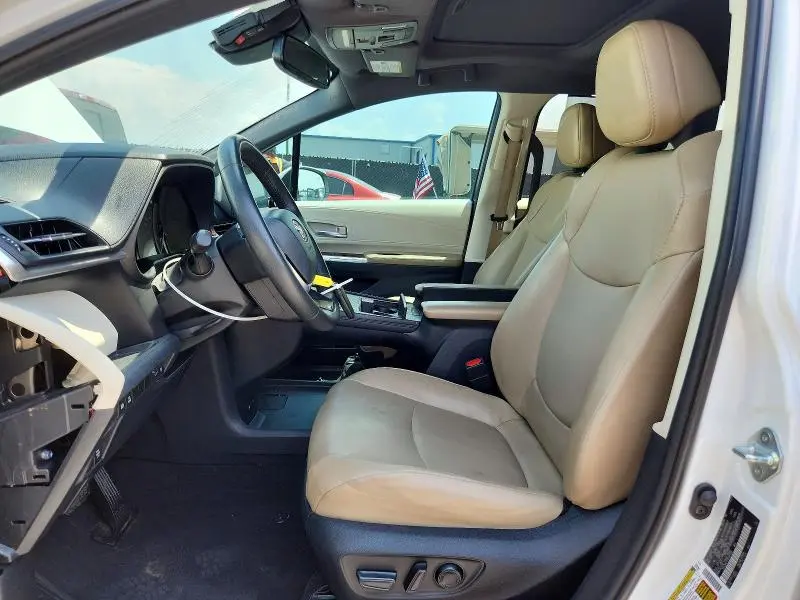 2022 TOYOTA SIENNA XLE  