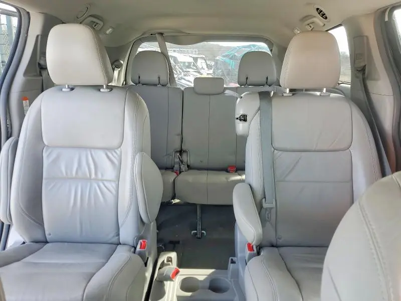 2017 TOYOTA SIENNA XLE  
