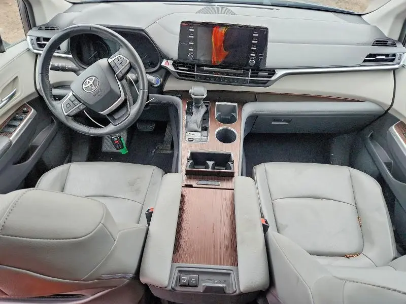 2021 TOYOTA SIENNA XLE  