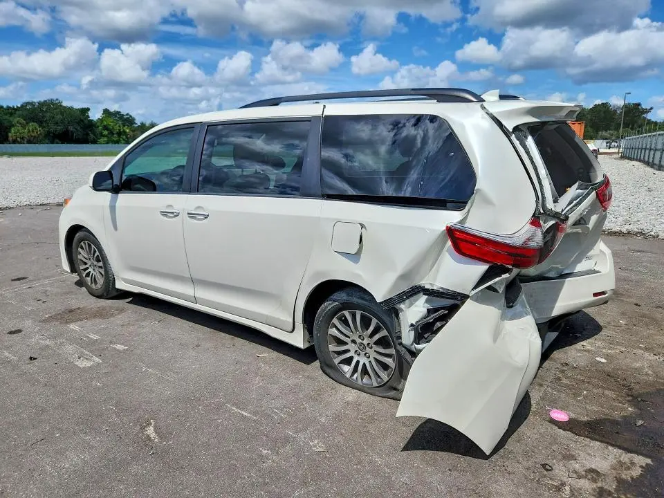 2020 TOYOTA SIENNA XLE 8-PASSENGER  