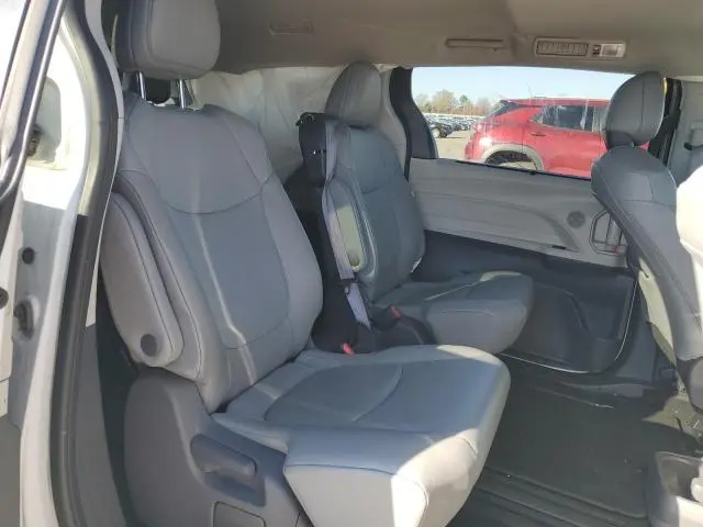 2021 TOYOTA SIENNA XLE  