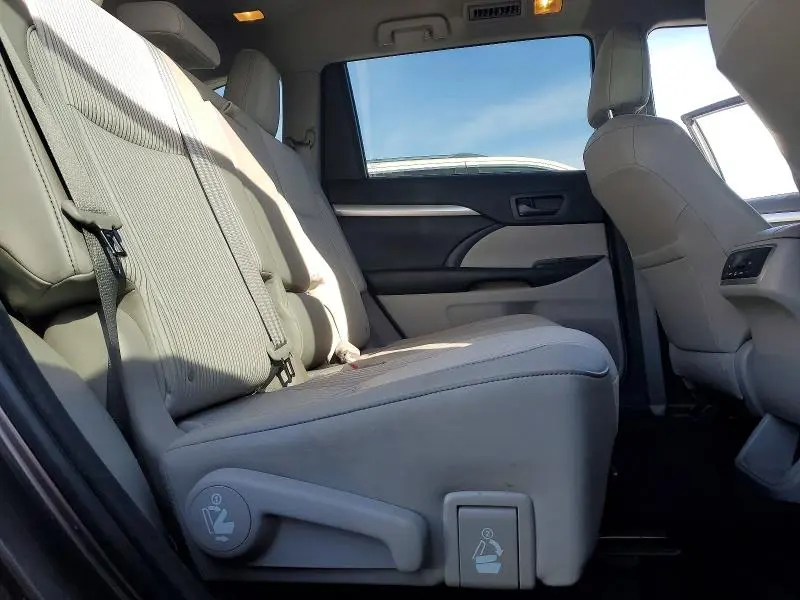 2015 TOYOTA HIGHLANDER LE  