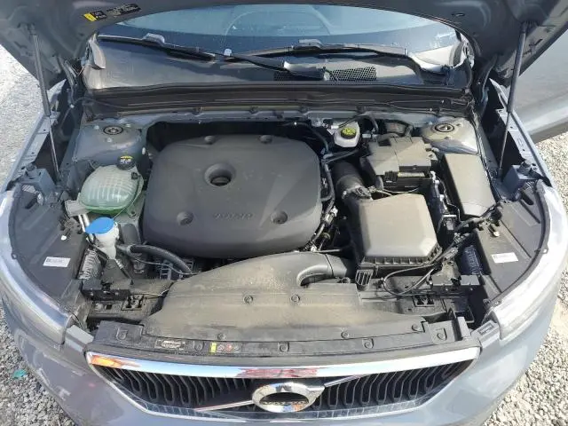 2022 VOLVO XC40 T4 MOMENTUM  