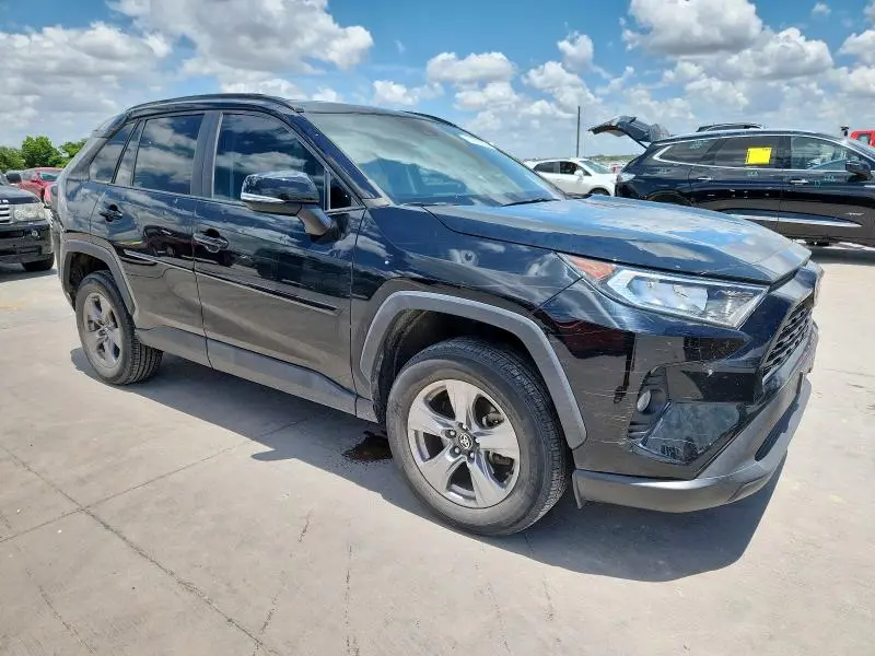 2021 TOYOTA RAV4 XLE  