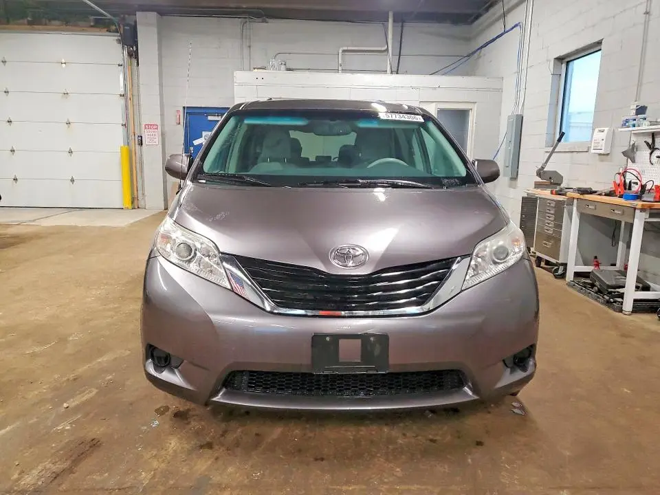 2013 TOYOTA SIENNA LE  