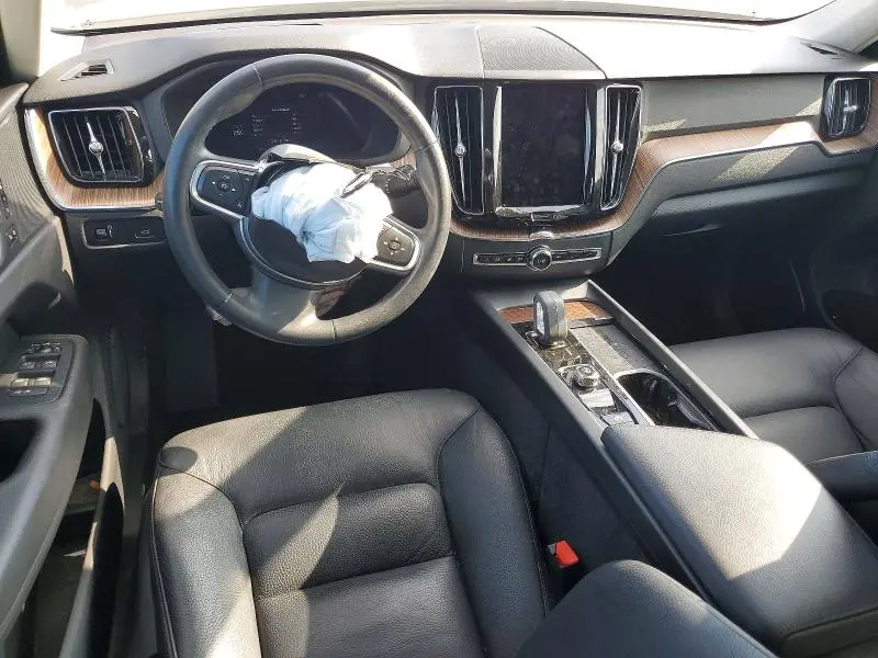 2022 VOLVO XC60 B5 MOMENTUM  