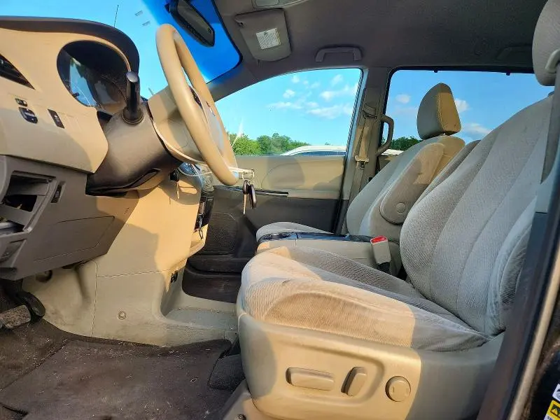 2011 TOYOTA SIENNA LE  