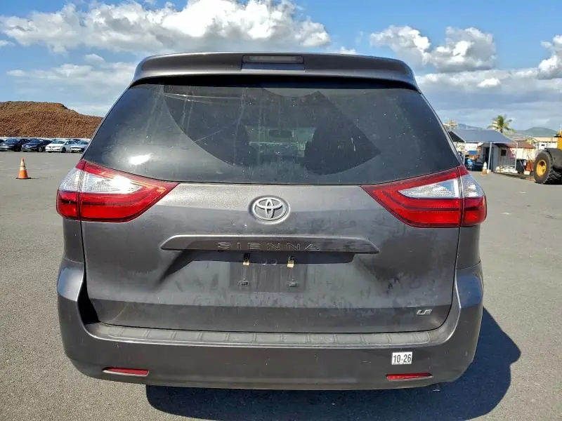 2017 TOYOTA SIENNA LE  