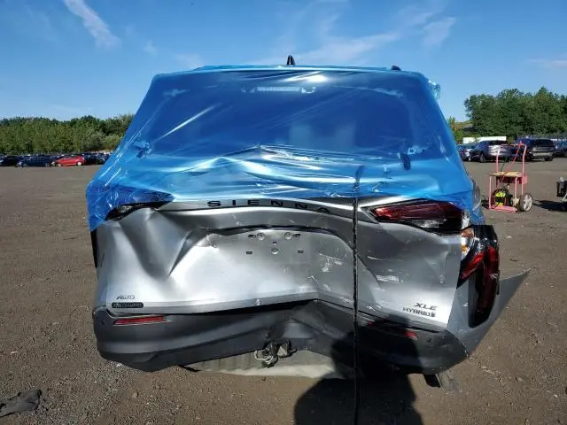 2023 TOYOTA SIENNA XLE  