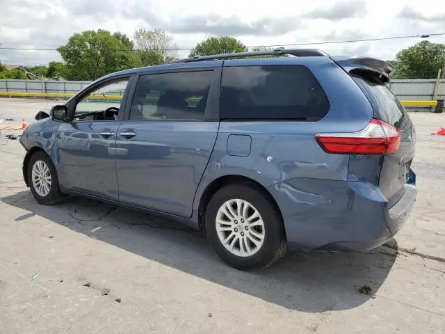 2017 TOYOTA SIENNA XLE  