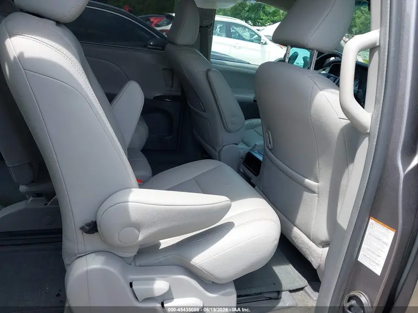 2017 TOYOTA SIENNA XLE 8 PASSENGER