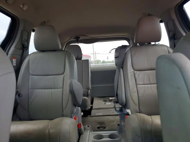 2015 TOYOTA SIENNA XLE 8-PASSENGER  