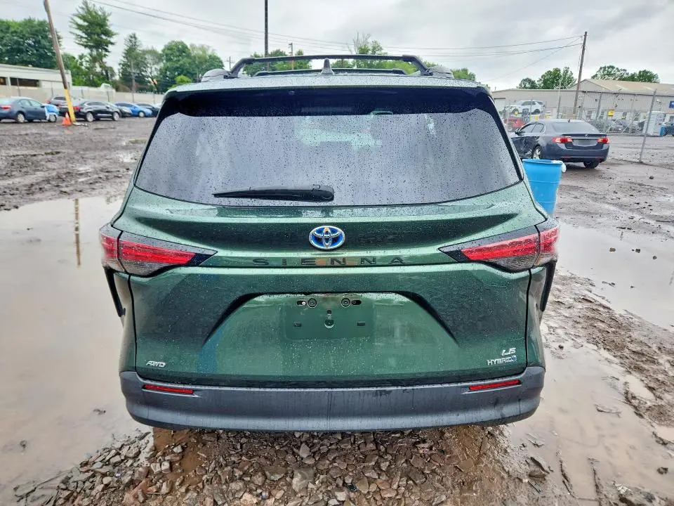 2022 TOYOTA SIENNA LE  