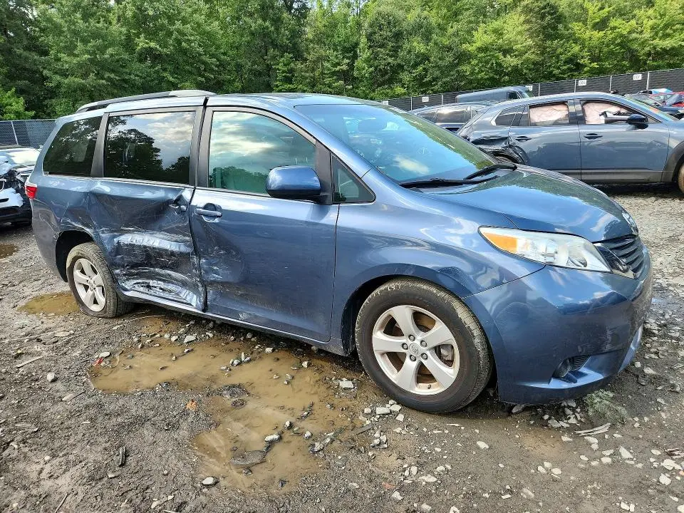 2017 TOYOTA SIENNA LE  