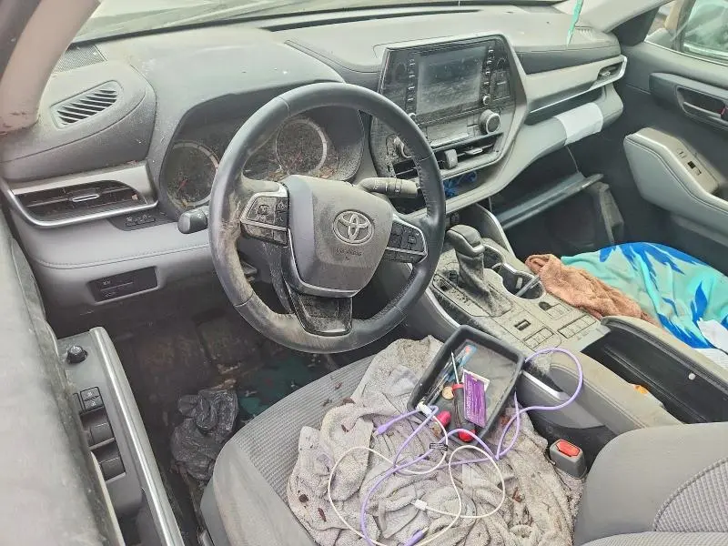 2021 TOYOTA HIGHLANDER LE  