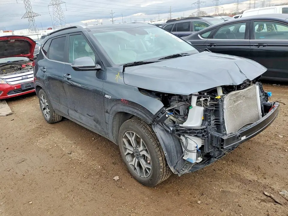 2023 KIA SELTOS EX  