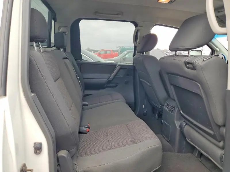 2010 NISSAN TITAN SE  