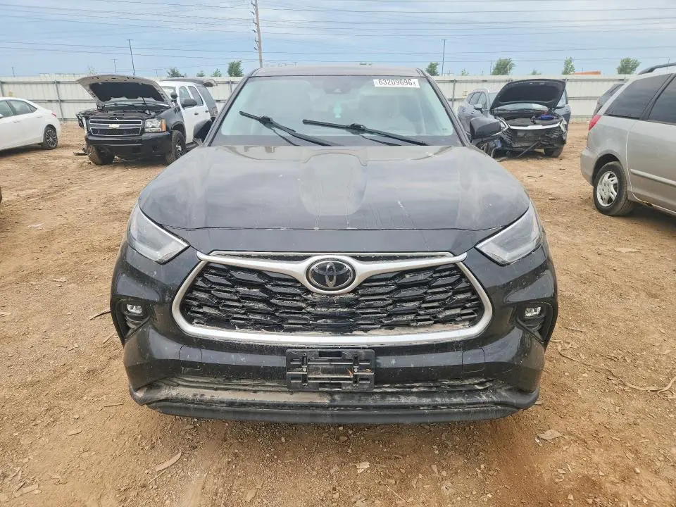 2021 TOYOTA HIGHLANDER LE  