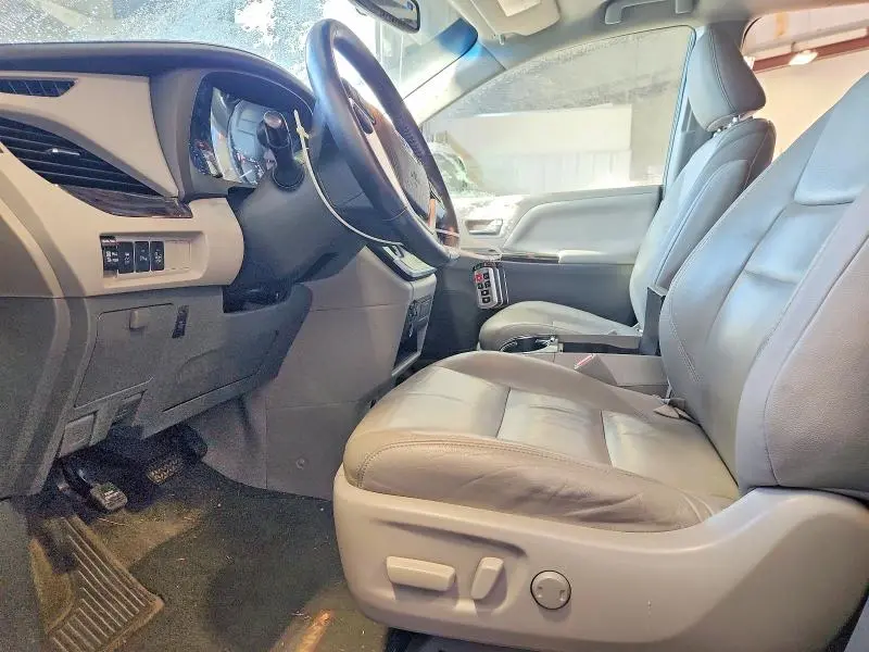 2015 TOYOTA SIENNA XLE  