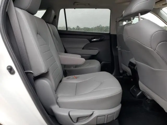 2021 TOYOTA HIGHLANDER XLE  
