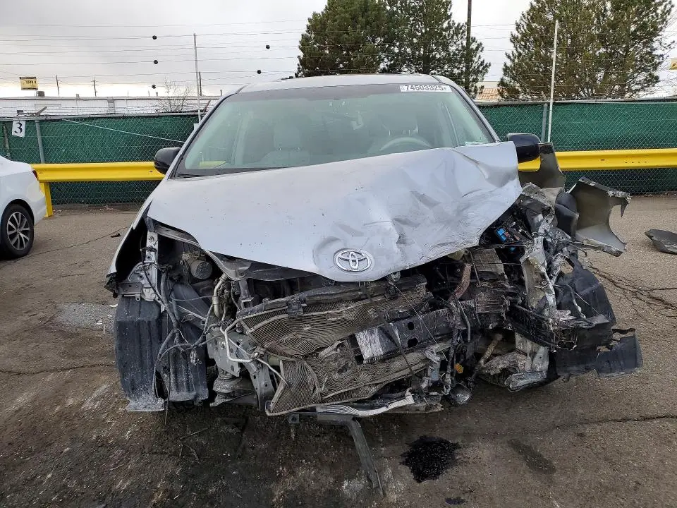 2013 TOYOTA SIENNA XLE  