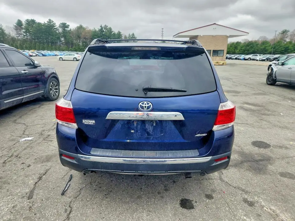 2013 TOYOTA HIGHLANDER SE  