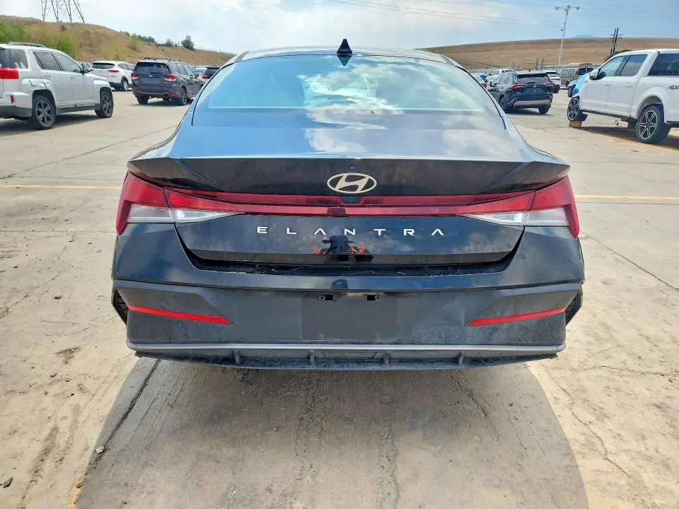 2024 HYUNDAI ELANTRA SE  