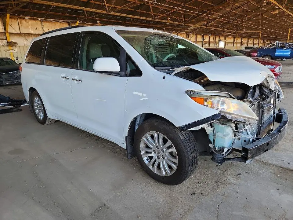2014 TOYOTA SIENNA XLE 8-PASSENGER  