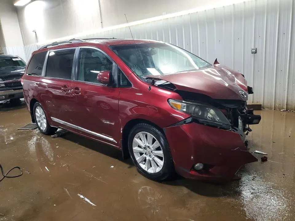 2013 TOYOTA SIENNA   