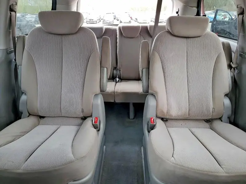 2010 KIA SEDONA BASE  