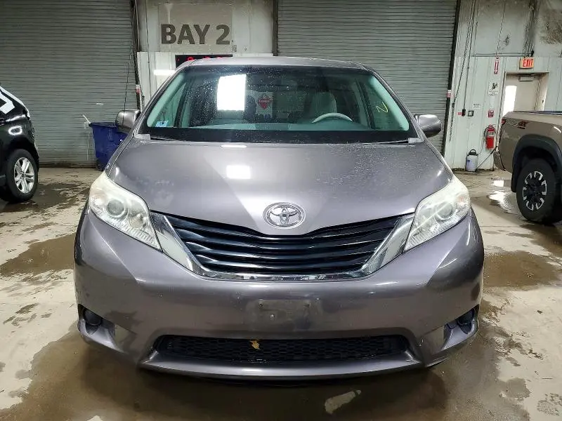 2013 TOYOTA SIENNA LE  