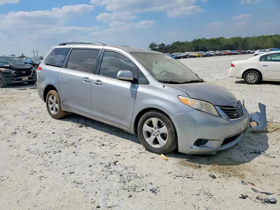 2013 TOYOTA SIENNA LE 8-PASSENGER  