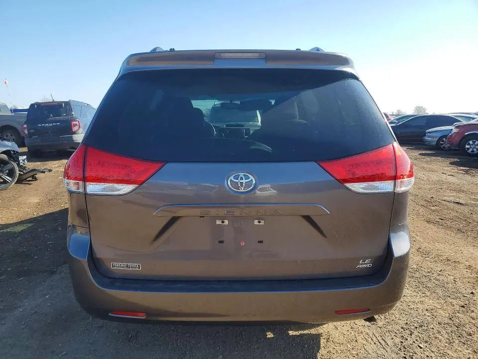 2014 TOYOTA SIENNA LE  