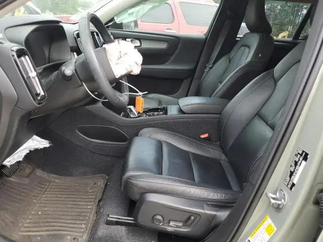 2023 VOLVO XC40 PLUS  