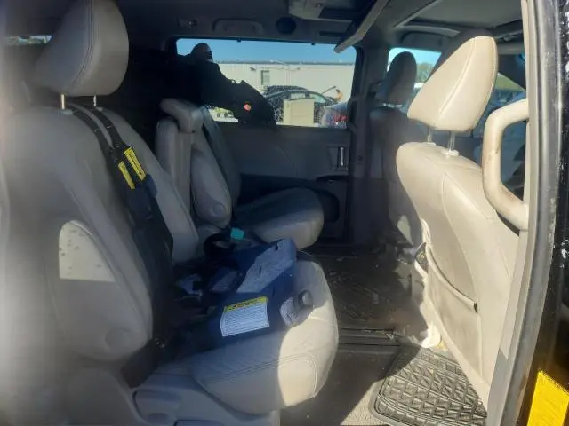2011 TOYOTA SIENNA XLE  