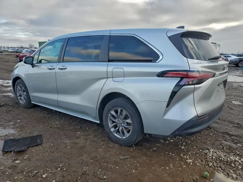 2021 TOYOTA SIENNA LE  