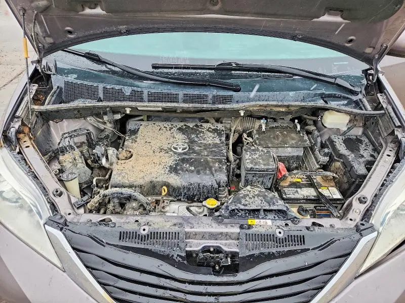 2013 TOYOTA SIENNA LE  