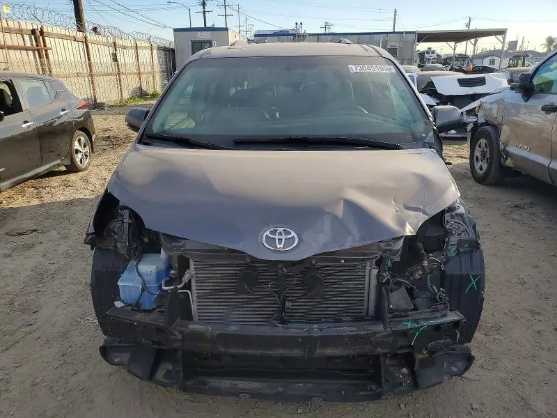 2017 TOYOTA SIENNA XLE  