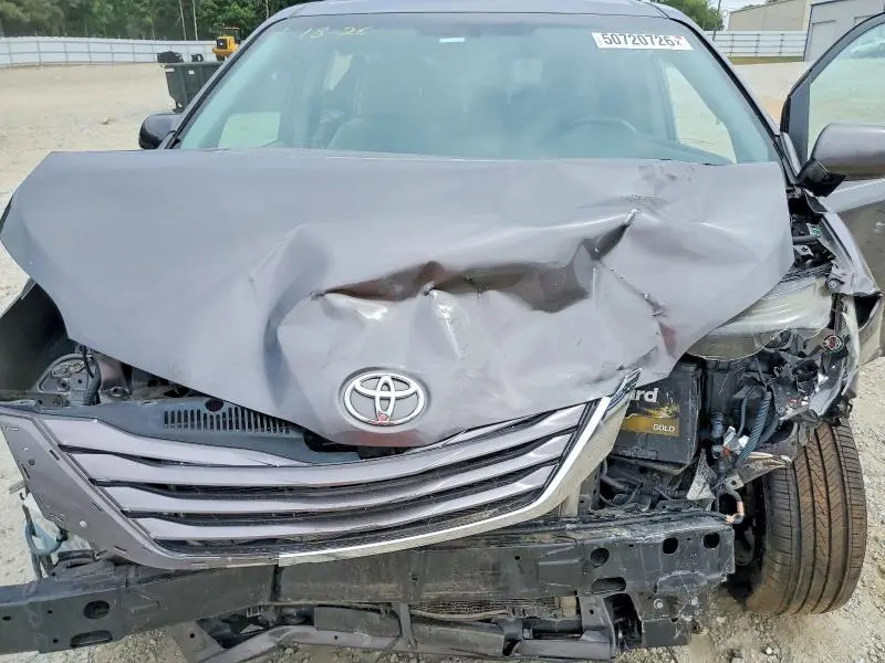 2016 TOYOTA SIENNA LE  